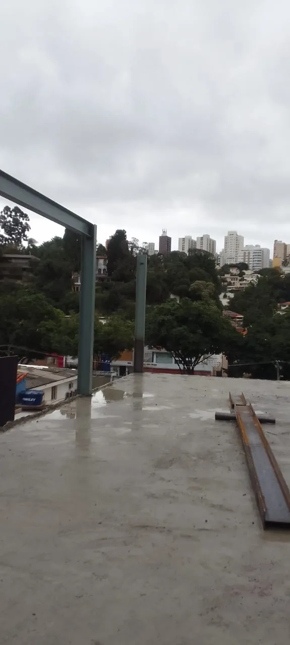 Montagem de estrutura metálica com steel deck em condomínio — foto 3