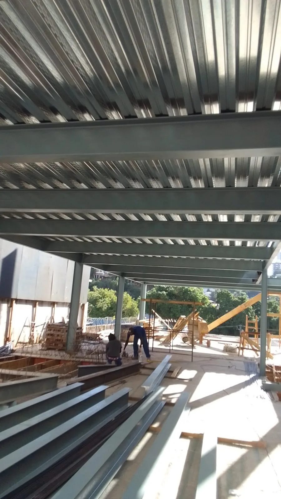Montagem de estrutura metálica com steel deck em condomínio — foto 1