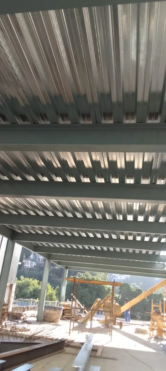 Montagem de estrutura metálica com steel deck em condomínio — foto 2