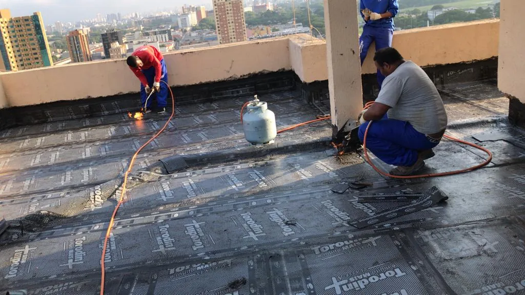 Aplicação de manta asfáltica na laje de cobertura do Edifício Betilana — foto 1