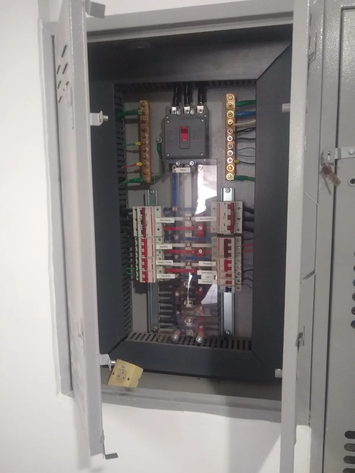 Quadros de medição substituídos no Condomínio Vila Real — foto 2