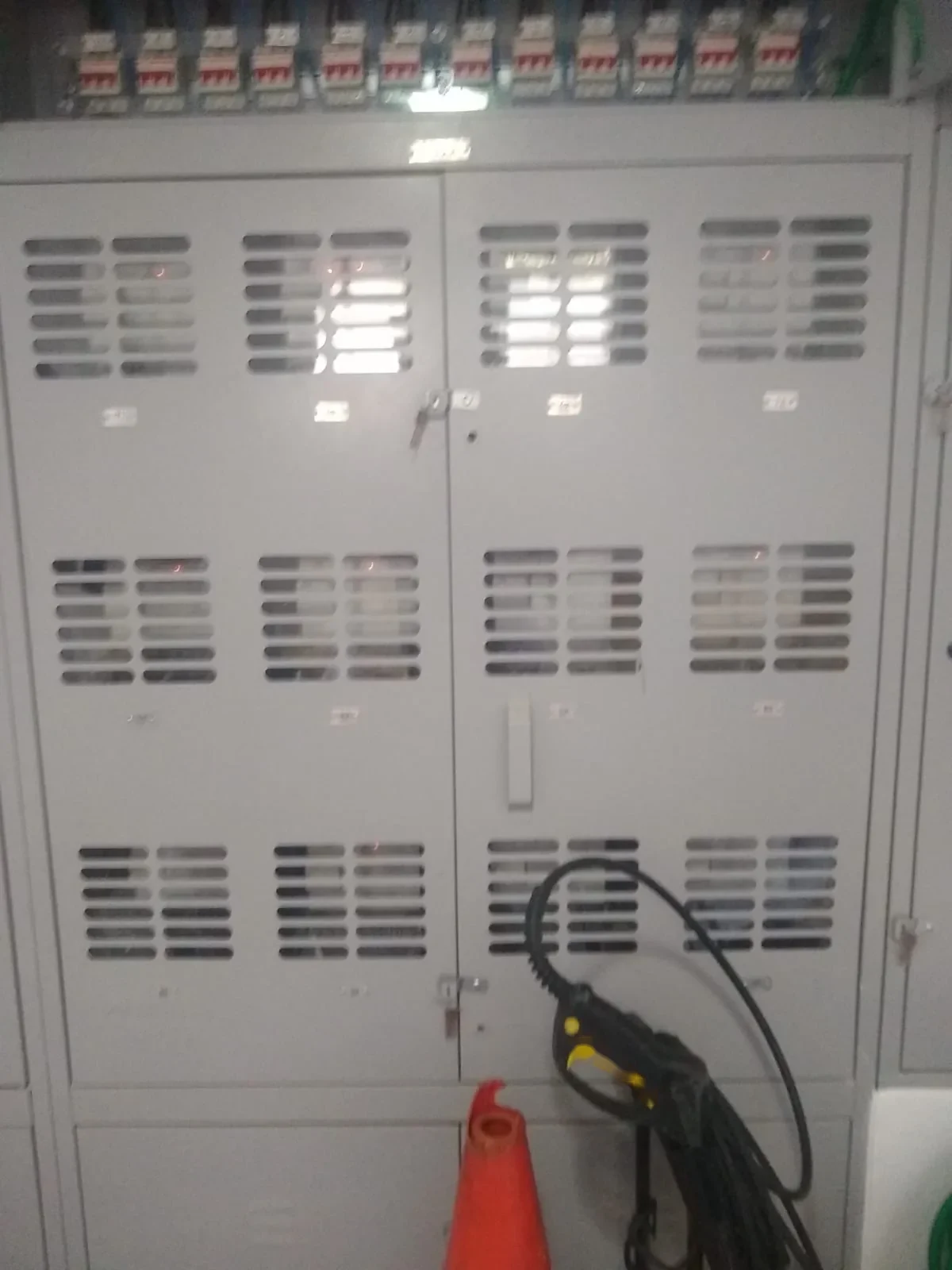 Detalhe da instalação elétrica executada em quadro de distribuição predial